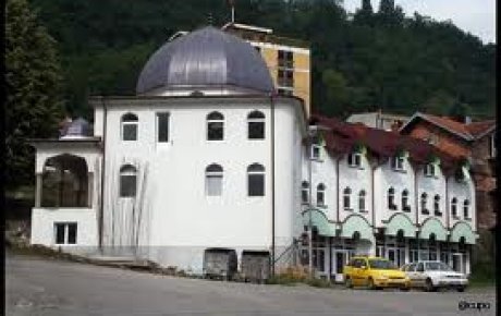 Četnici srušili čaršijsku džamiju u Srebrenici